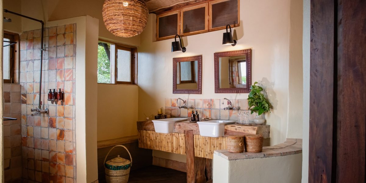 Kyambura Gorge Lodge Bathroom